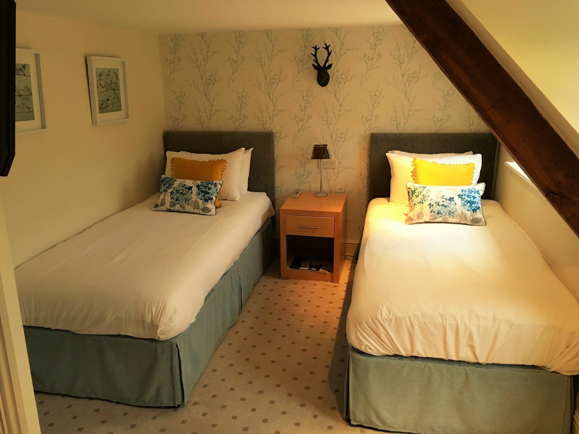 The Highworth Hotel Swindon Exteriör bild